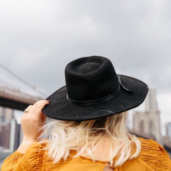 Meet your Posher, Megan!! - Picture 3 of 10